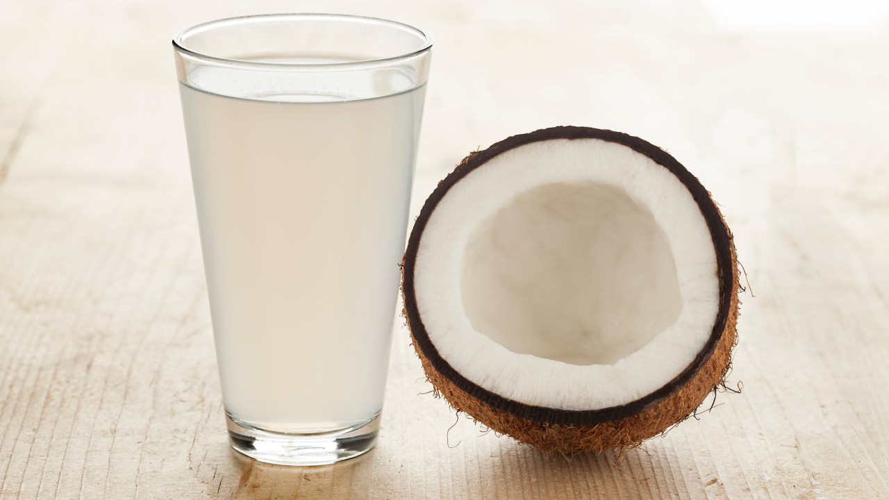 Coco e água de coco no copo