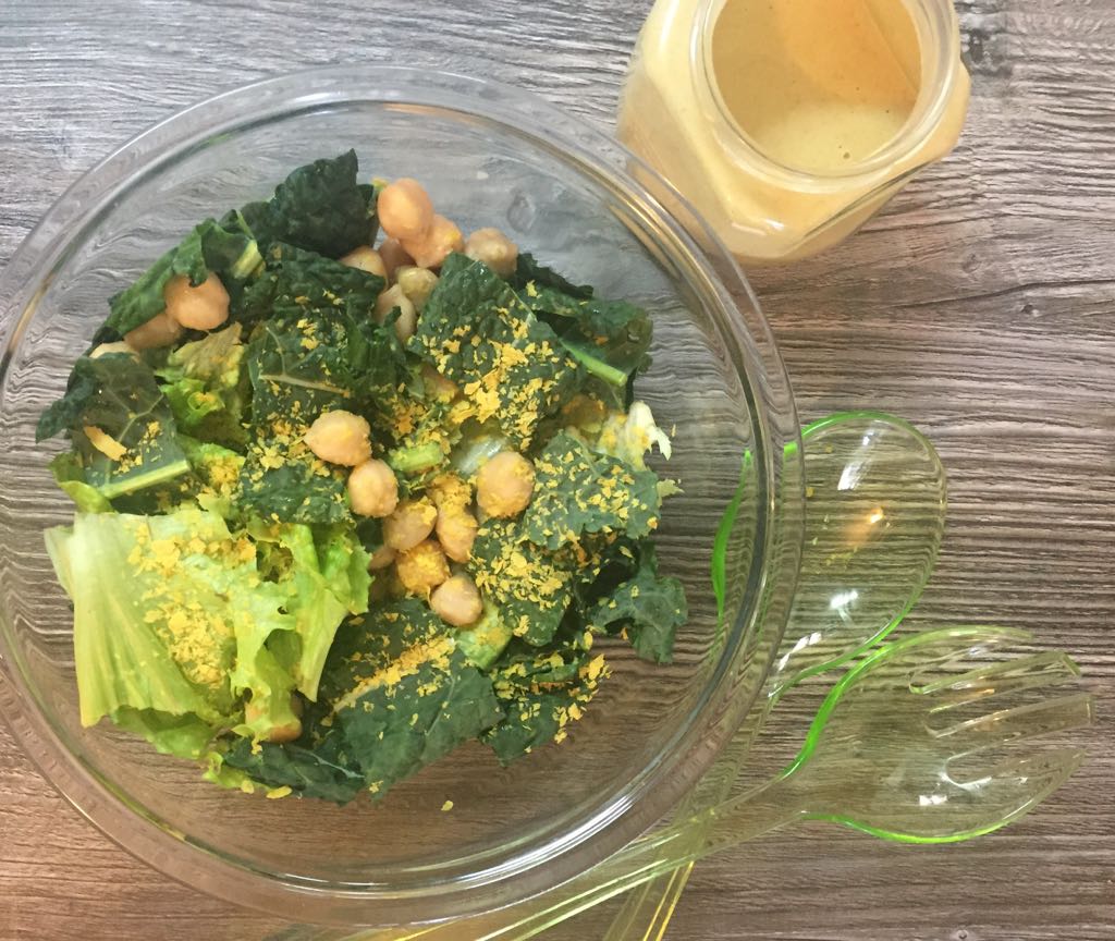 Prepare esta salada de couve e grão-de-bico com molho de tahine