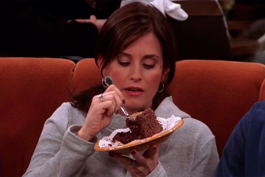 Monica de Friends comendo bolo