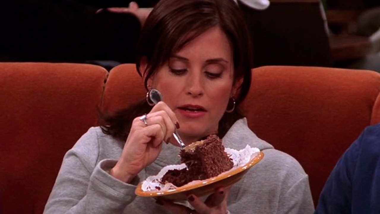 Monica de Friends comendo bolo