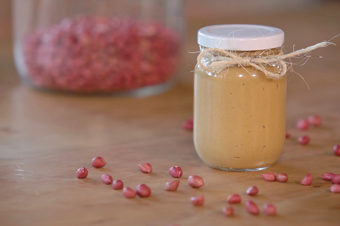 Vídeo: como fazer pasta de amendoim de um jeito prático | BOA FORMA