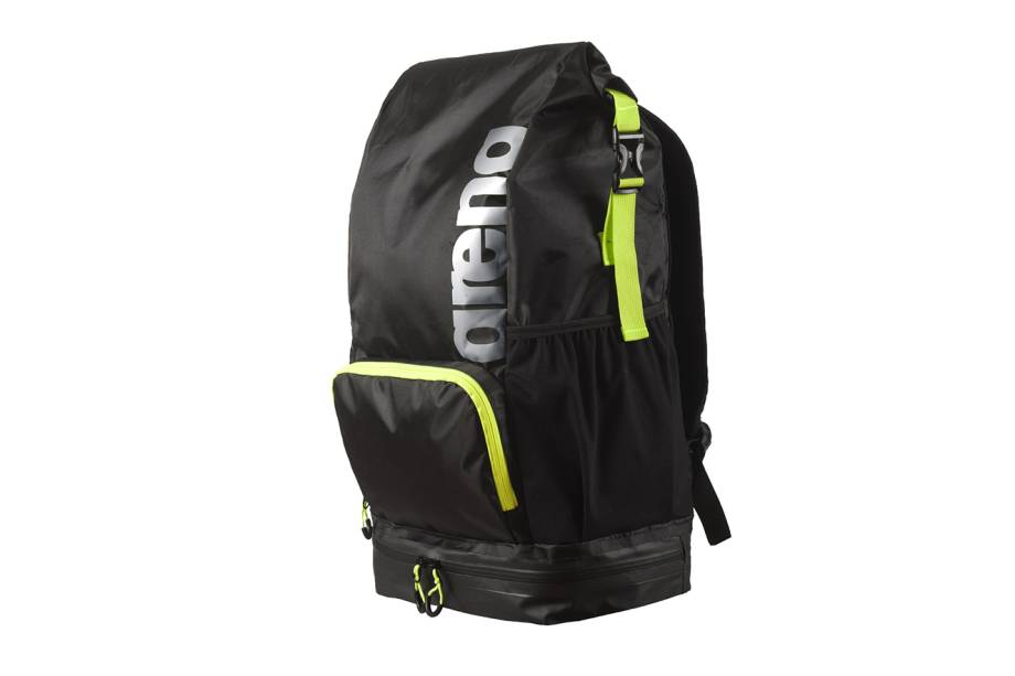 <b><span>Mochila Fast Dry, <a href="https://www.brwgroup.com.br/arena/" target="_blank" rel="noopener">Arena</a>, R$ 410</span></b> (Preço pesquisado em agosto de 2017). <span>Com revestimento impermeável, forro antigotejamento e grande compartimento principal, a mochila Fast Dry é perfeita para a prática de esportes aquáticos. Os itens molhados vão em um lugar separado, de modo que sua roupa do escritório (ou da balada) permanecem intactas!</span>