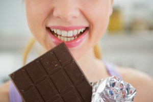 mulher-comendo-chocolate