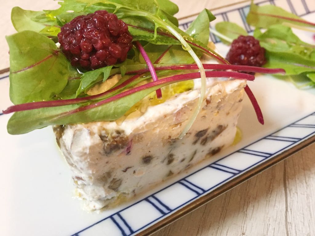 Entrada saudável: terrine de queijo de cabra com figo e noz