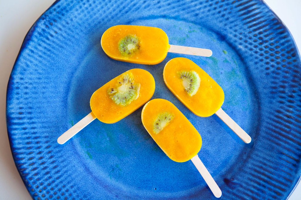 Refresque-se com este picolé de manga com kiwi fácil de fazer