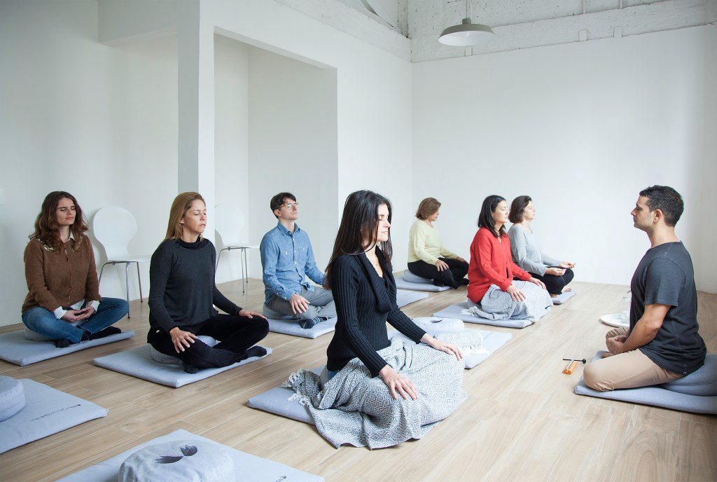 Pessoas praticando mindfulness no Moved By Mindfulness