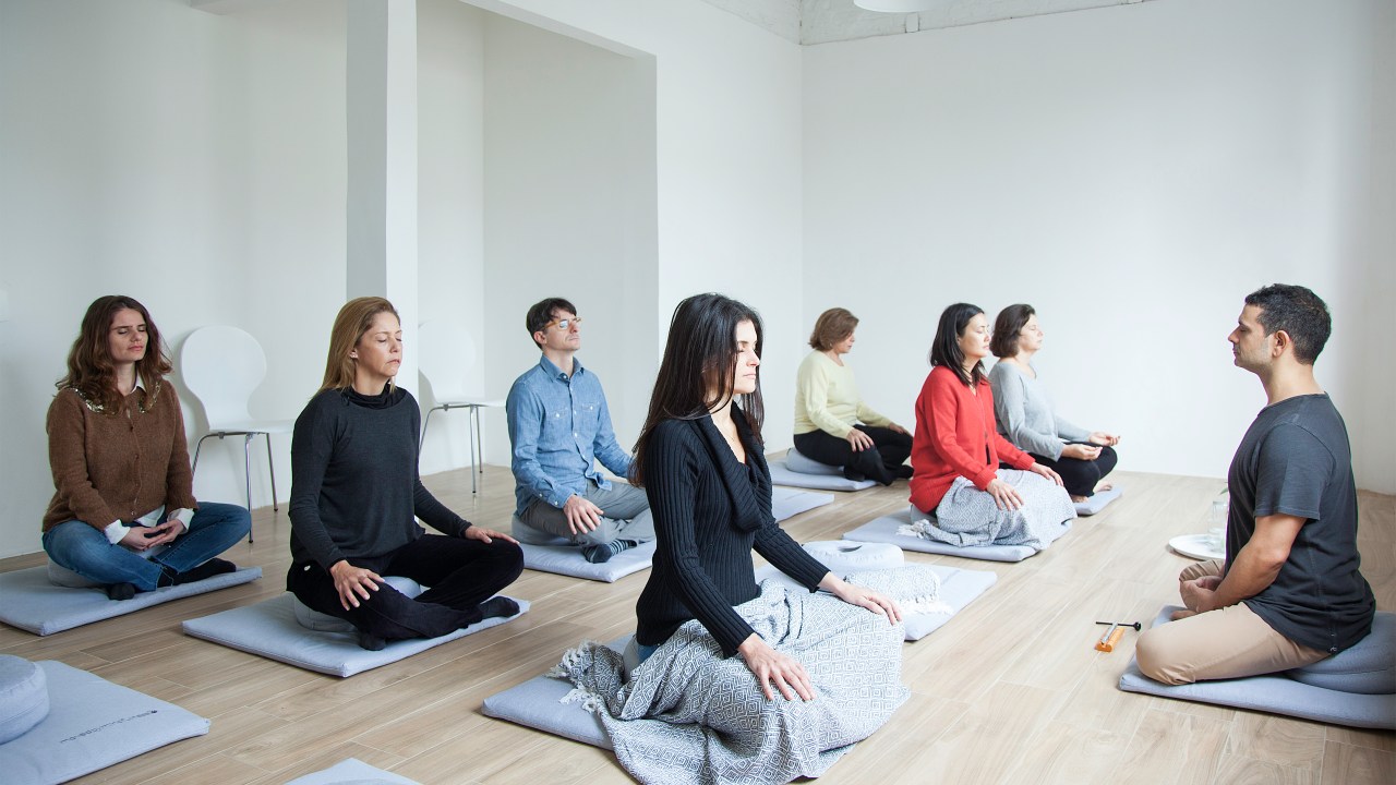Pessoas praticando mindfulness no Moved By Mindfulness