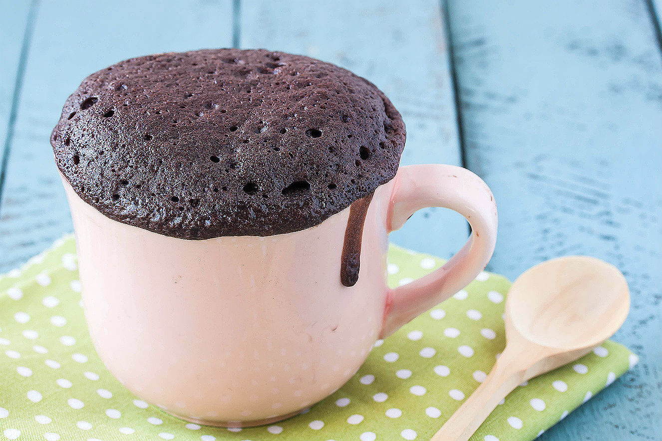 Bolo integral de chocolate de caneca para um lanche saboroso boa forma