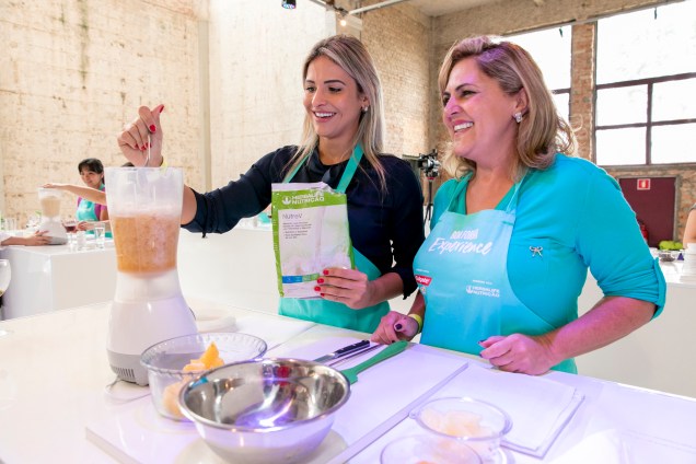 Algumas duplas também ficaram responsáveis pelo smoothie de frutas amarelas sem lactose Algumas duplas também ficaram responsáveis pelo smoothie de frutas amarelas sem lactose