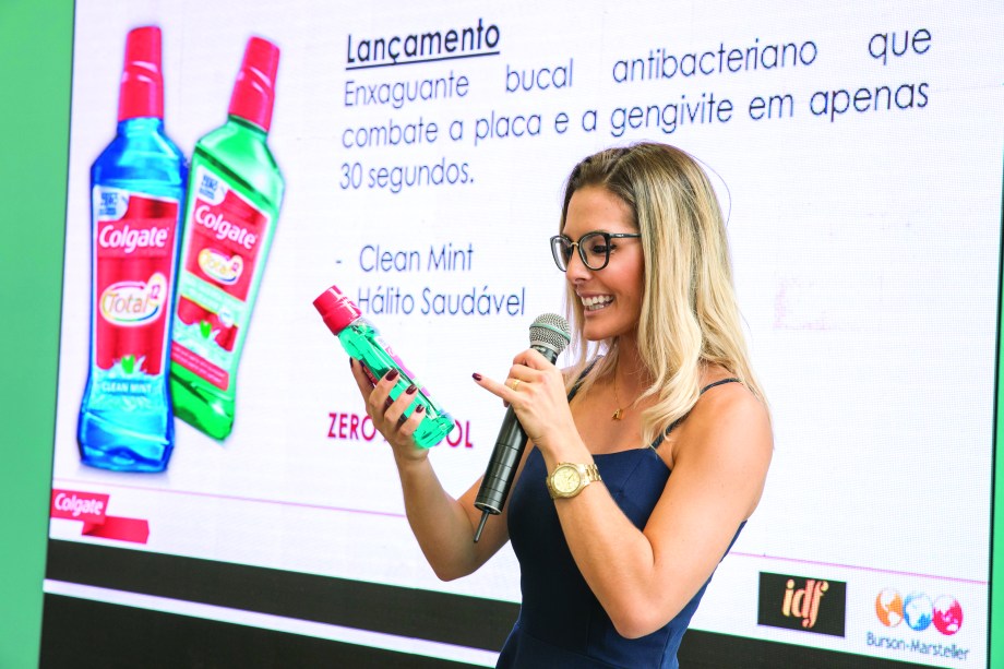 Alana destaca os benefícios no lançamento da marca: o novo Enxaguante Bucal Total 12
