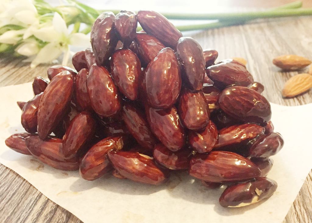Guloseima doce e saudável: snack de amêndoa cristalizada