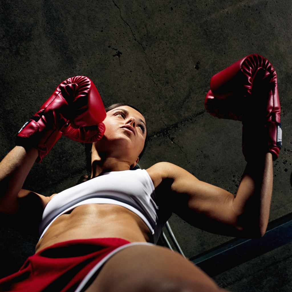 Mulher lutando boxe com luvas