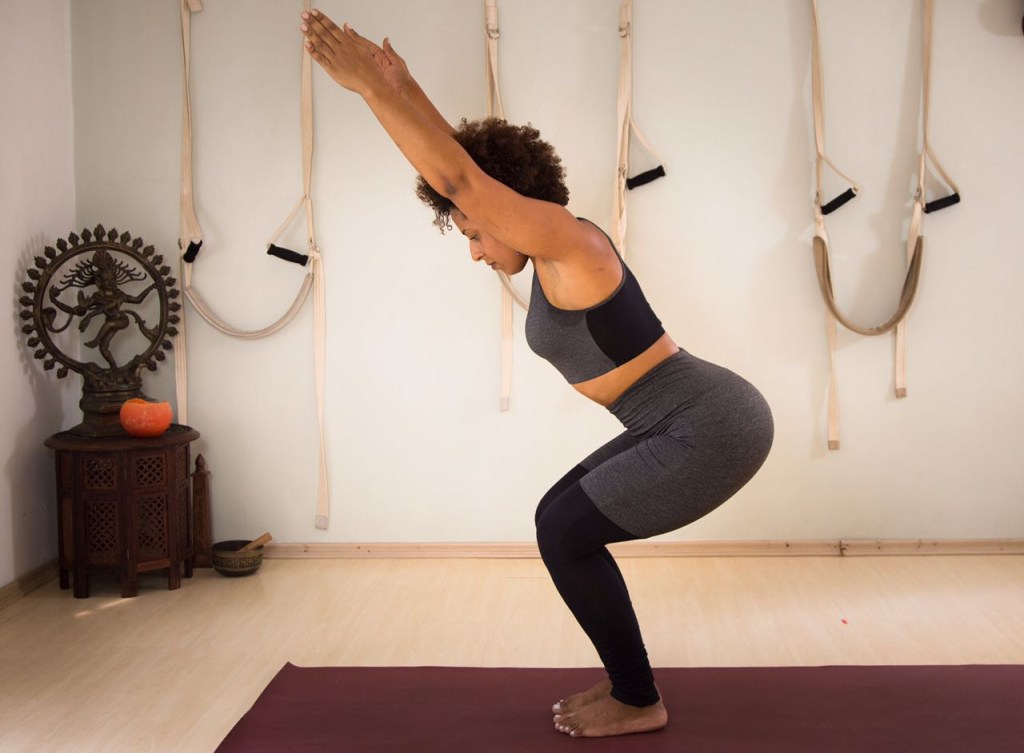 Série de ioga fortalece o corpo e melhora a consciência corporal