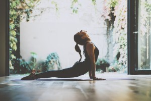 mulher praticando ioga