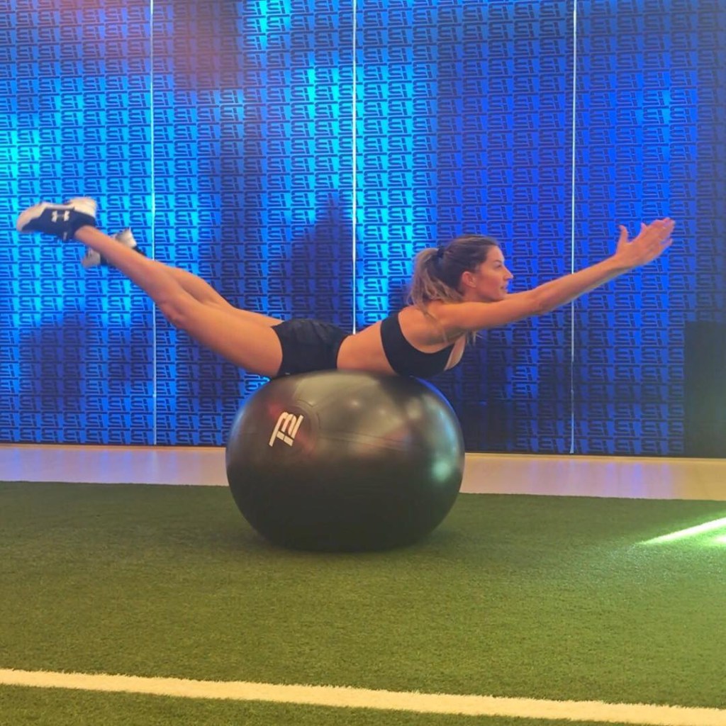 Gisele Bündchen faz exercício na bola