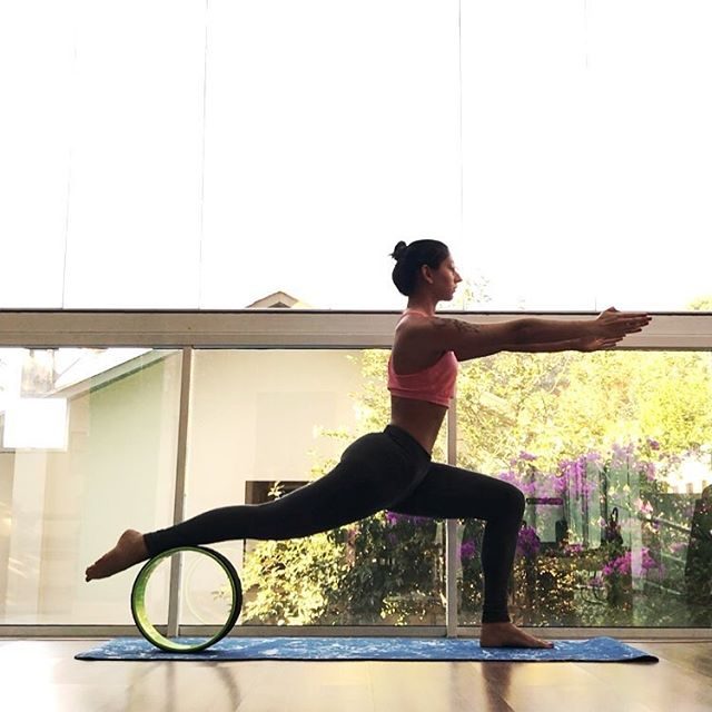 Atividade física com yoga wheel