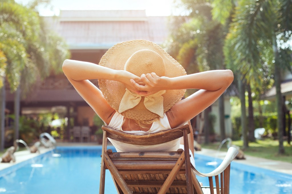 Mulher tomando sol na piscina
