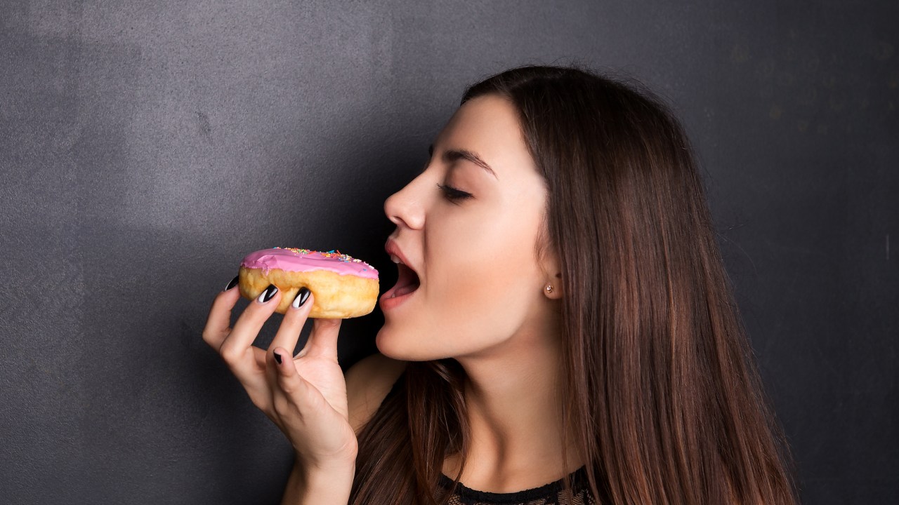 mulher comendo doce