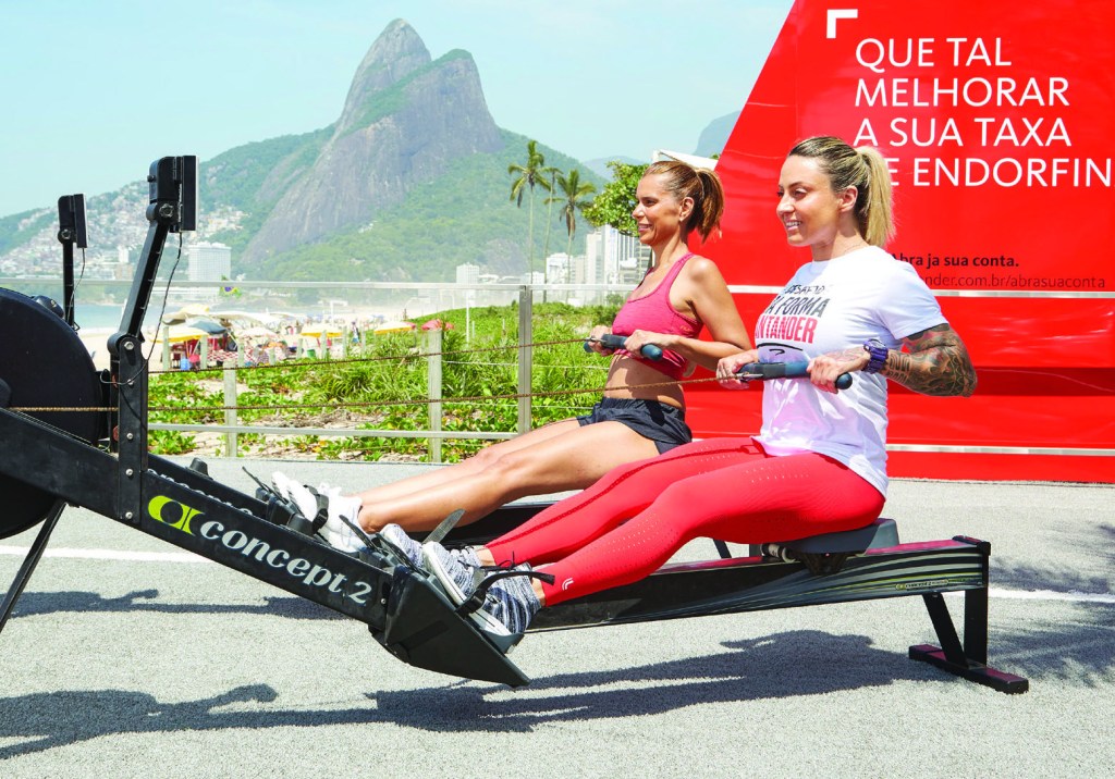 Mulheres malhando ao ar livre no Rio de Janeiro