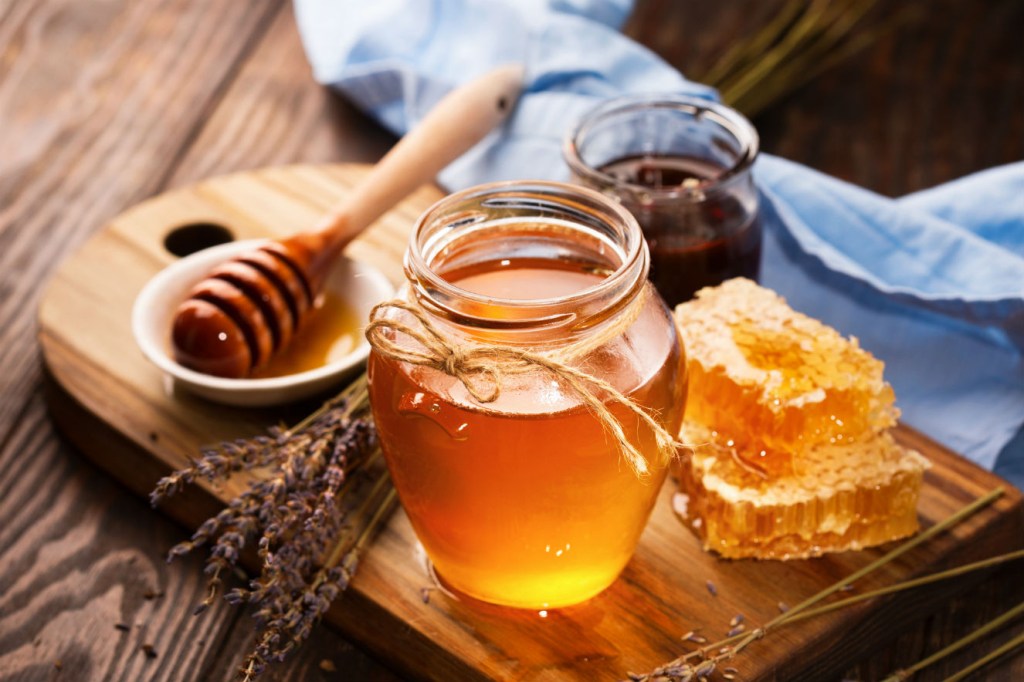 Mel ou açúcar mascavo? Qual a melhor opção para adoçar os alimentos?