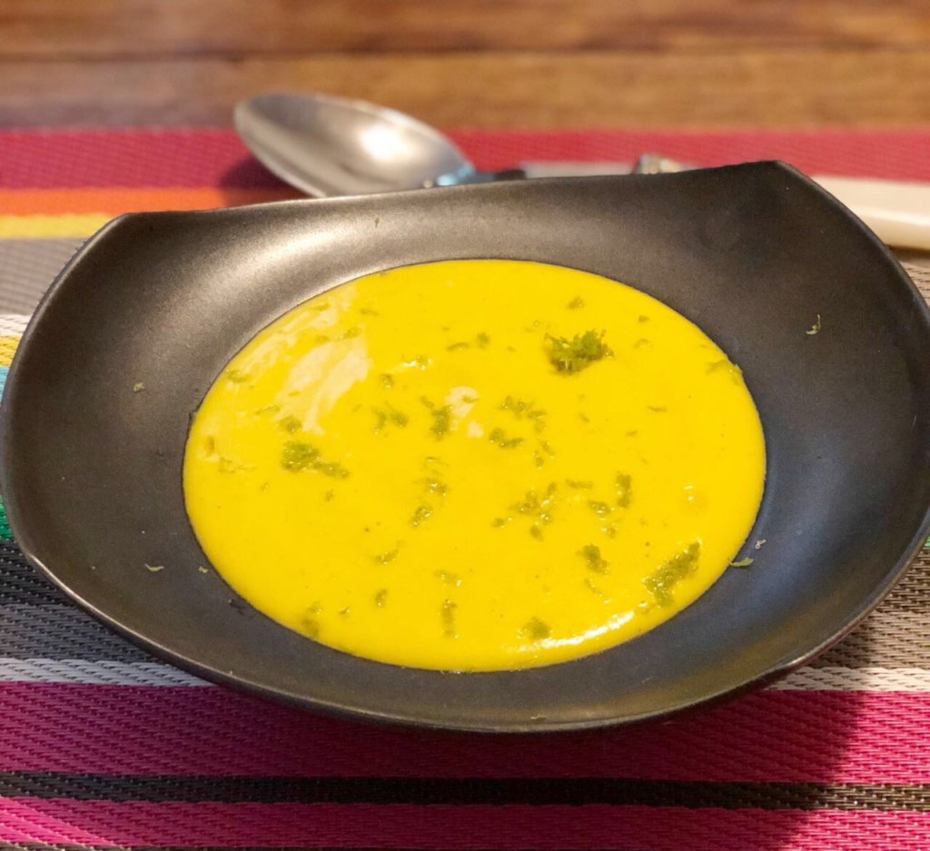 sopa de abóbora, coco e limão siciliano