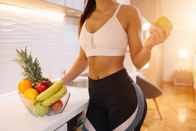 mulher-roupa-fitness-cozinha