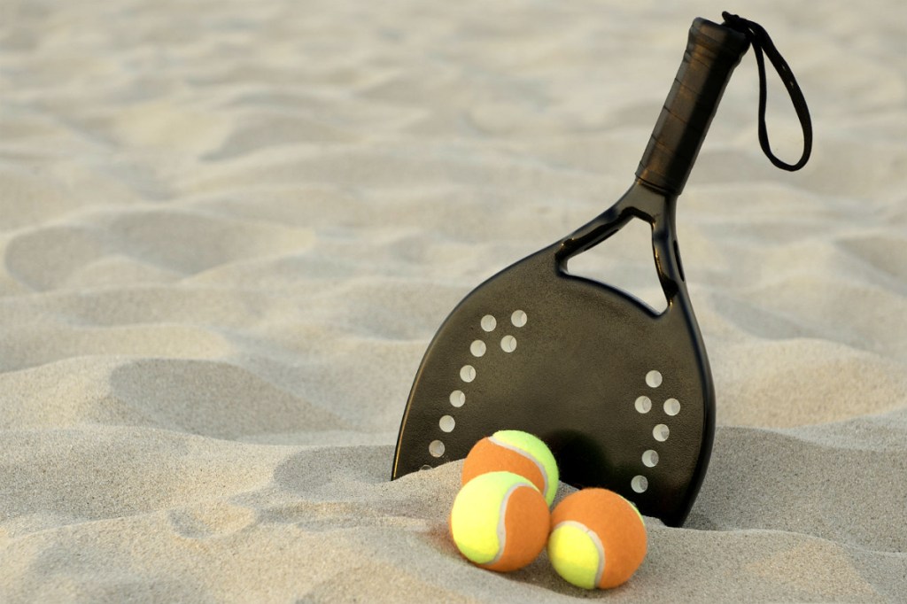 Praia, beach tennis e música combina muito, não acha ?! #beachtennisbrasil  