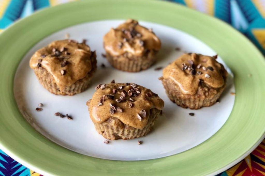 Pré-treino saboroso: cupcake de banana com pasta de amendoim