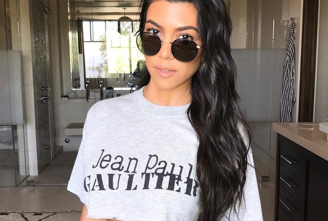 Kourtney Kardashian em foto no Instagram com barriga de fora