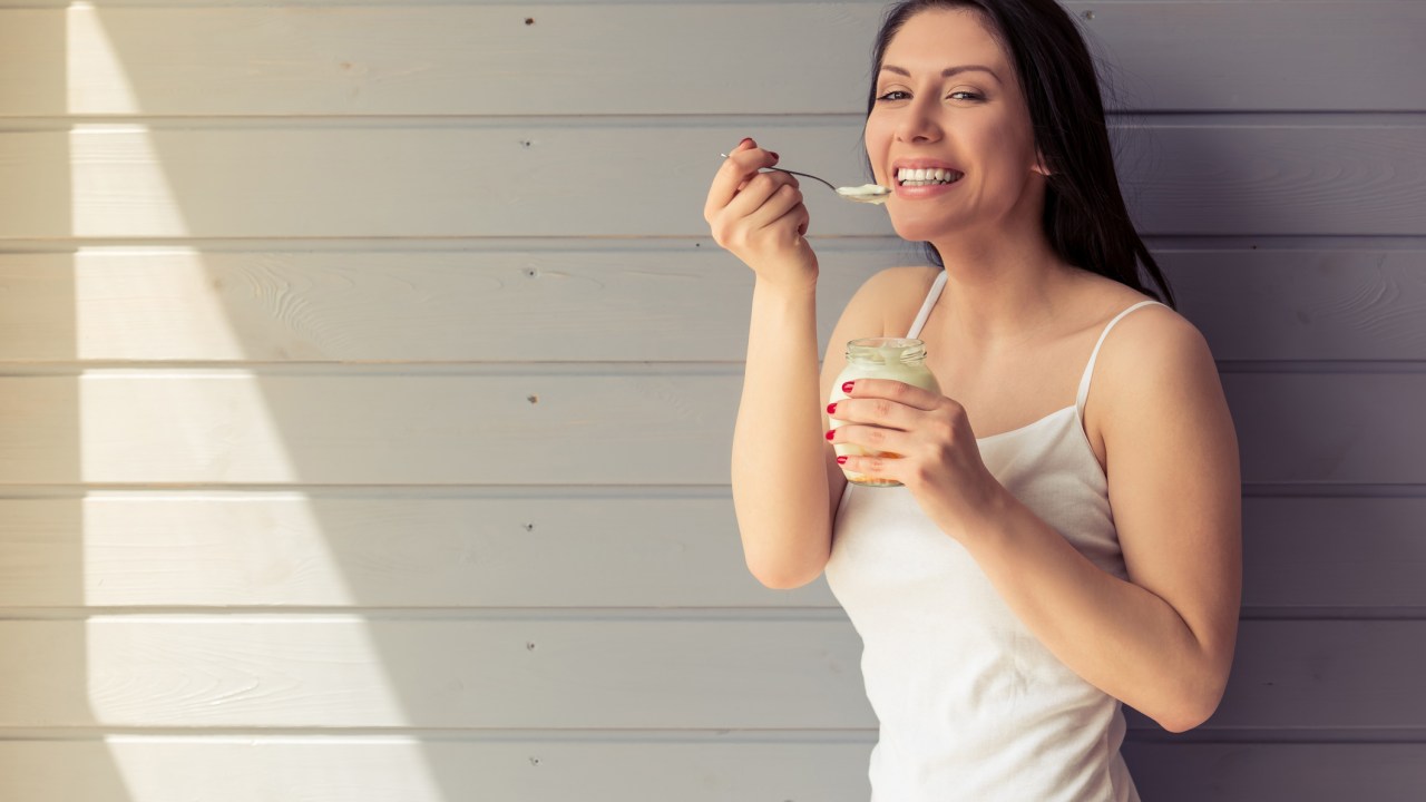 mulher-comendo-iogurte