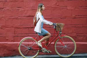 Mulher na bicicleta