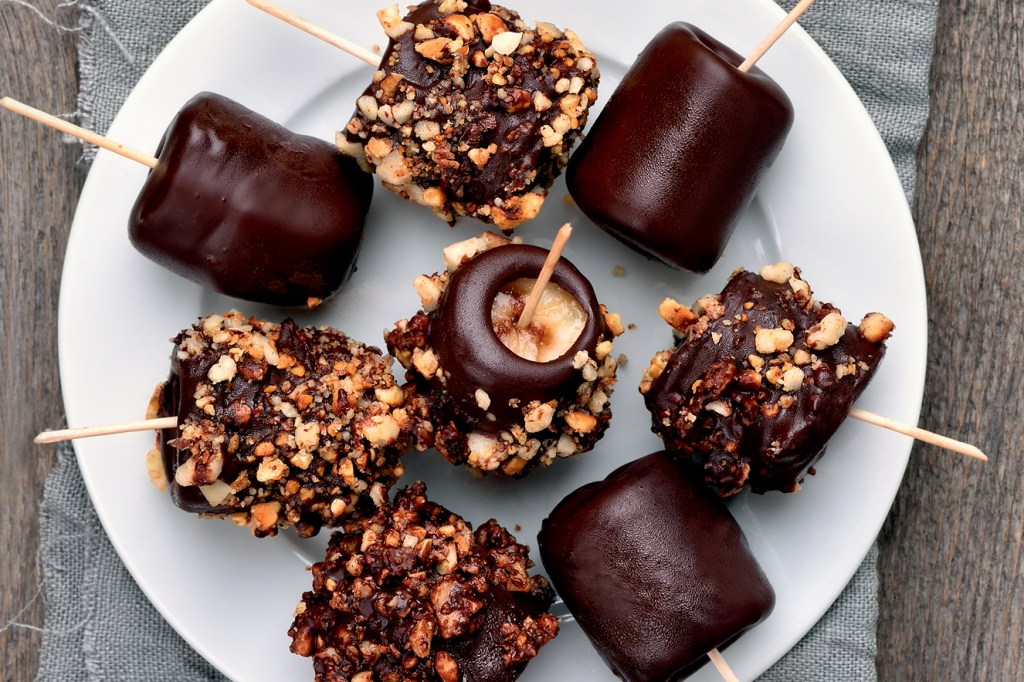Sobremesa nutritiva para a família toda: lollipop de banana e chocolate