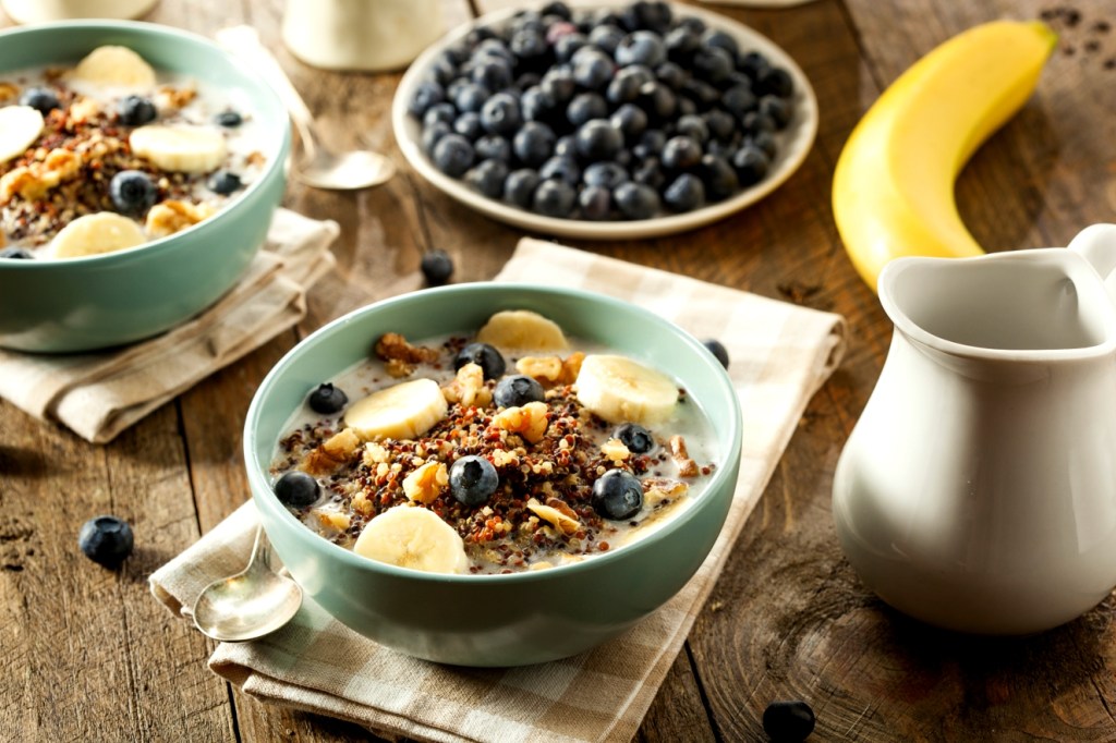 Bowl de granola com banana e blueberry