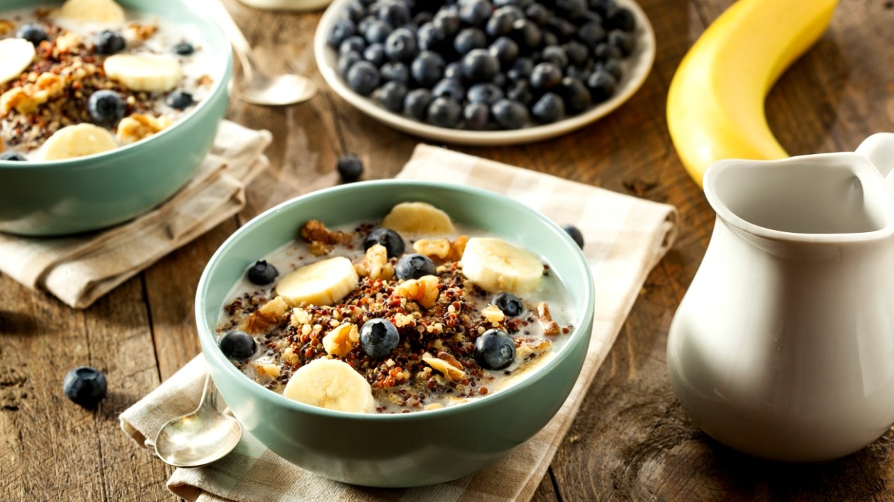 Bowl de granola com banana e blueberry