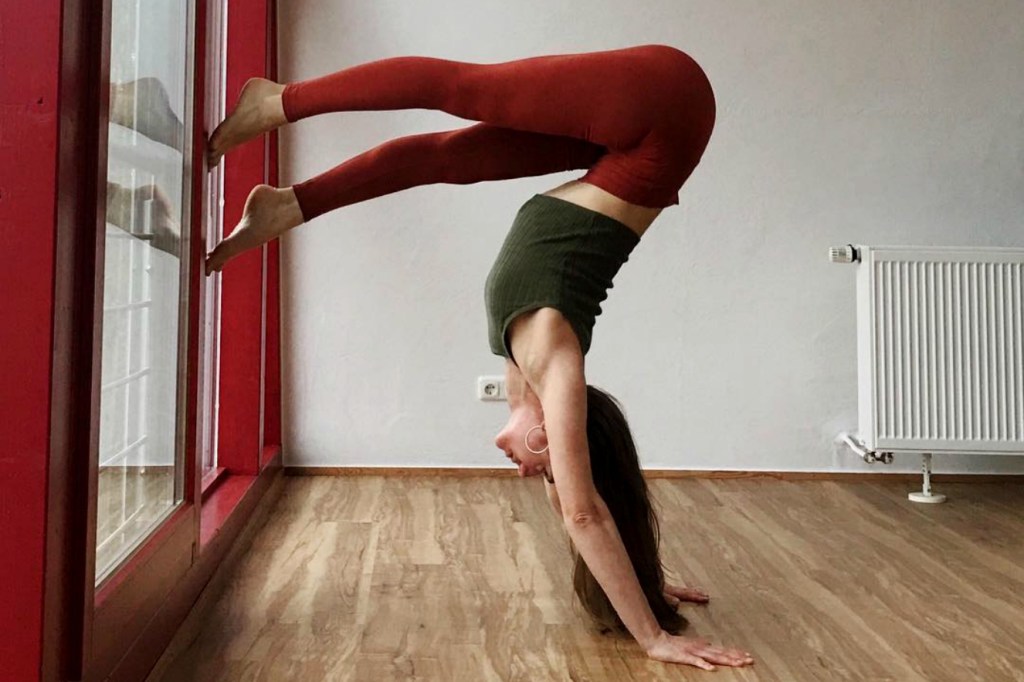 Posição de ioga na parede