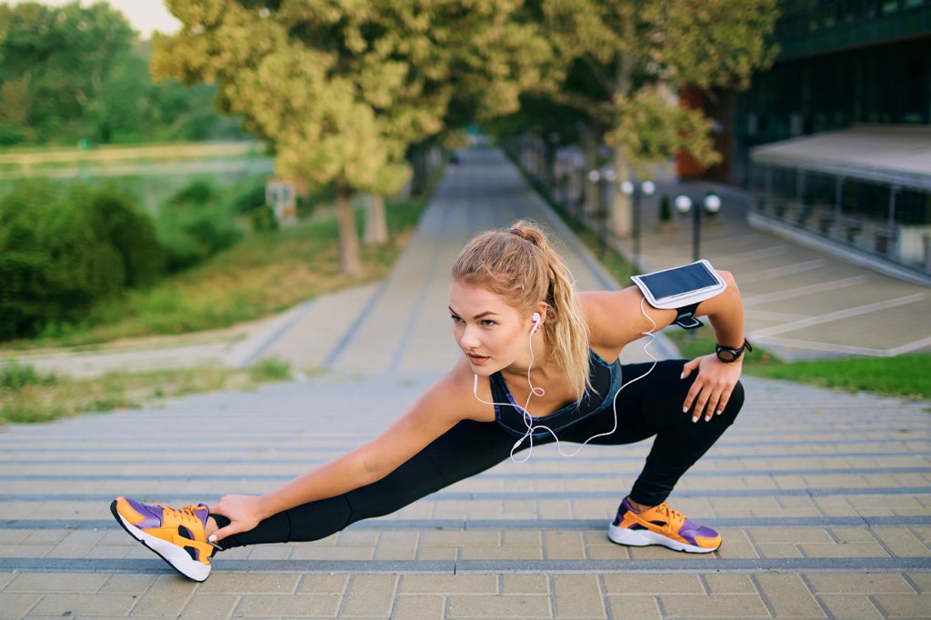 Os alongamentos que evitam dor nos joelhos, no quadril e nos ombros