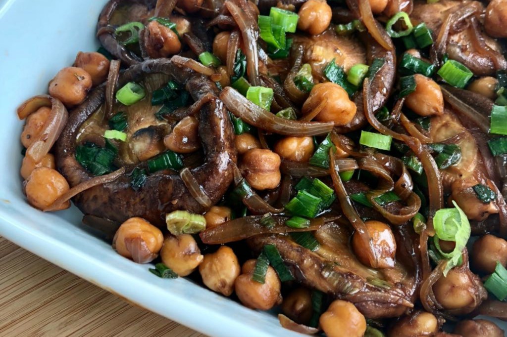 Receita vegetariana: aprenda a fazer um refogado de shitake e grão-de-bico