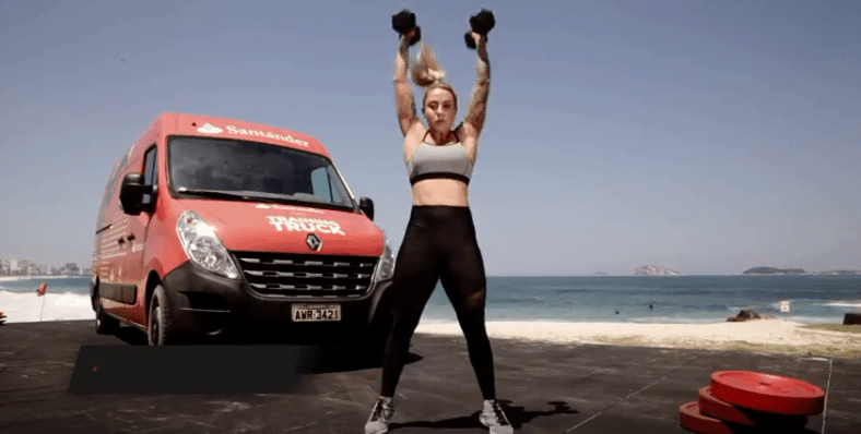 Marcela Gorgulho fazendo treino HIIT no training truck do Santander no Rio de Janeiro