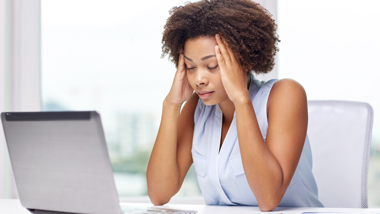 mulher dor de cabeça no trabalho com computador