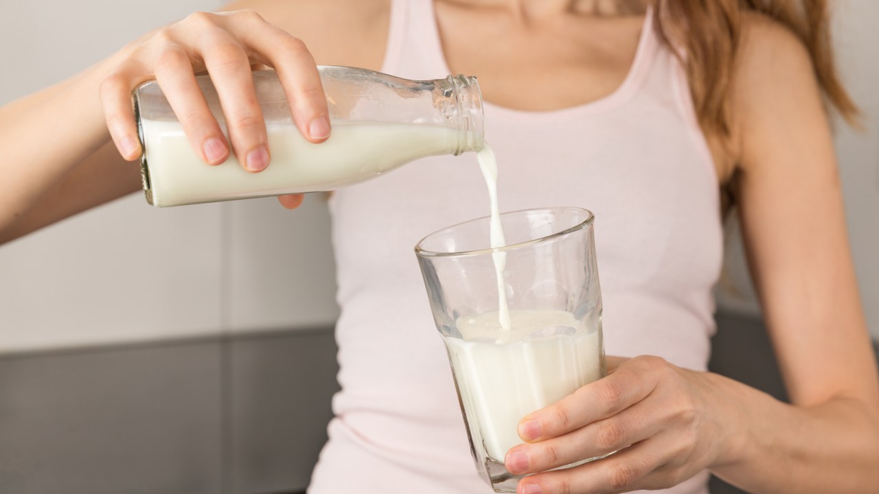 Mulher bebendo leite - Leite no pós-treino