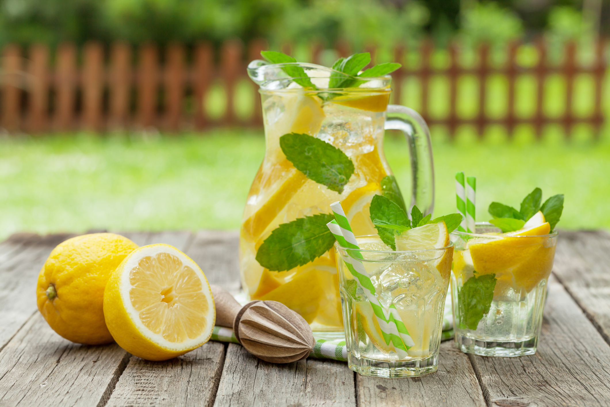 Домашний лимонад рецепт из лимонов и мяты. Lemon Mint Ice. Лимонад. Натуральный лимонад. Лимонный лимонад.