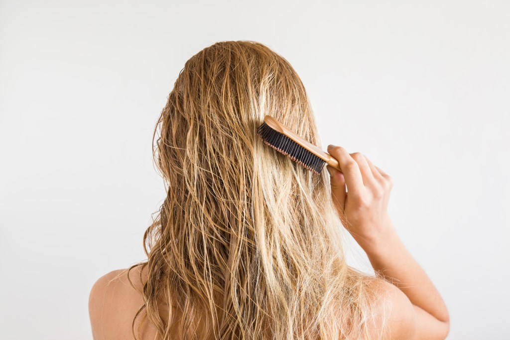 Mulher penteando cabelo