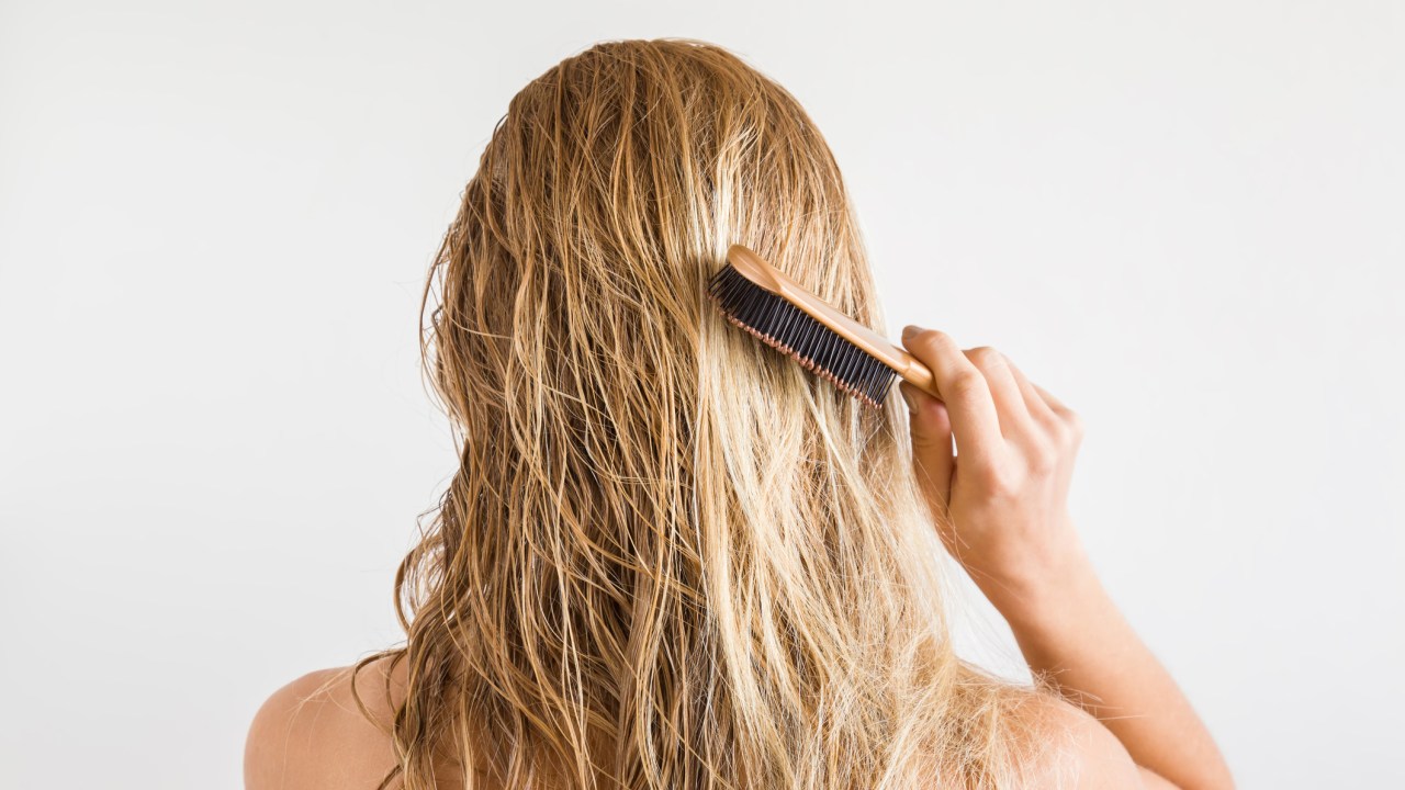 Mulher penteando cabelo