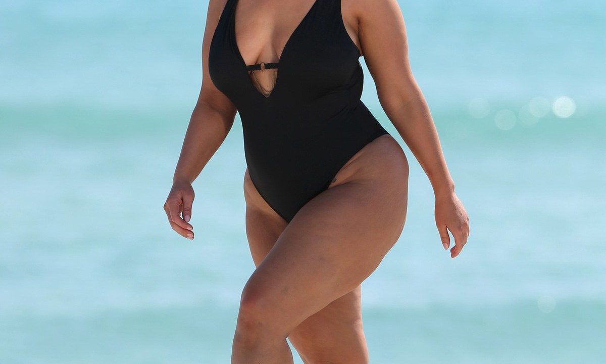 Ashley Graham em campanha de moda praia