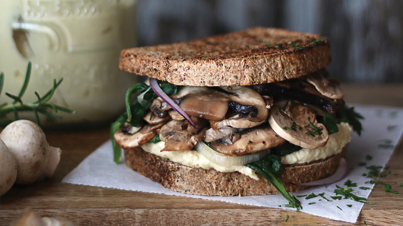 sanduíche proteico com cogumelos e grão-de-bico