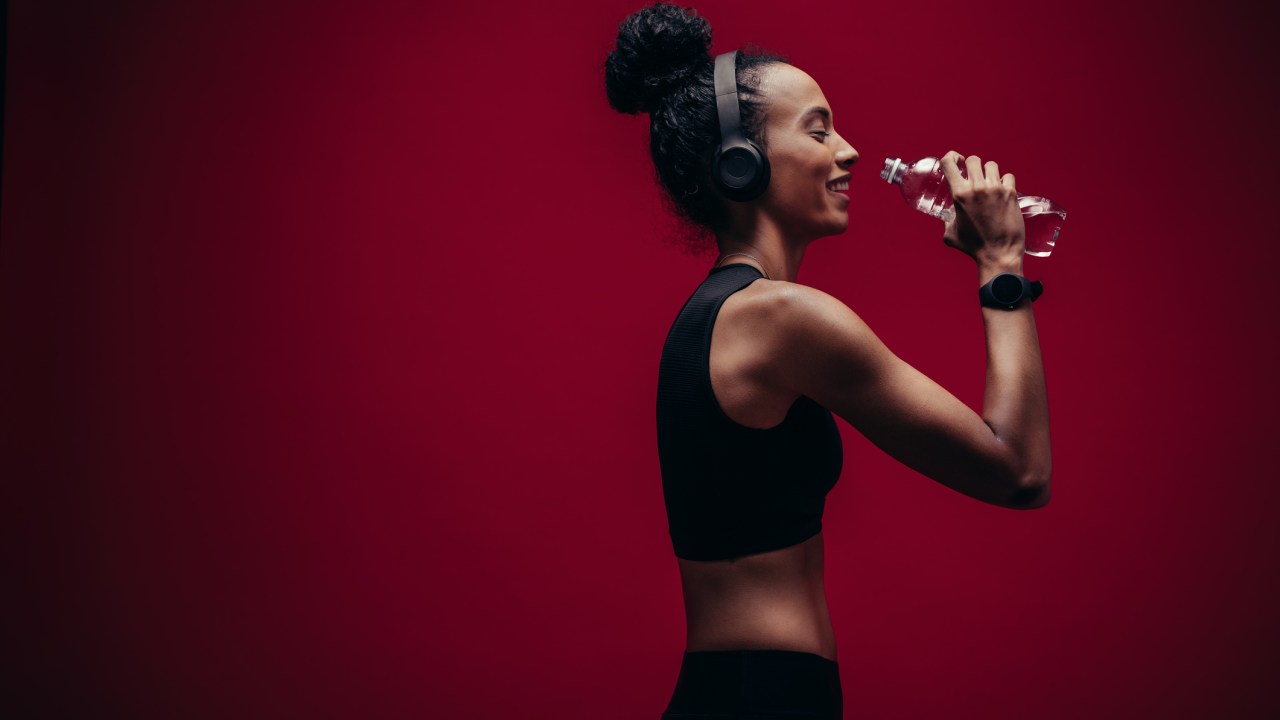 mulher fitness com fone de ouvido