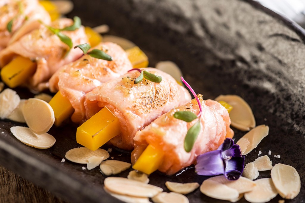 Receita de sashimi maçaricado de salmão com manga e amêndoa
