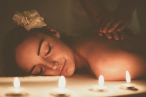 mulher aproveitando massagem