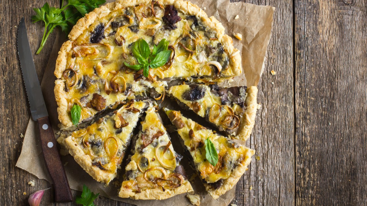 Pizza saudável com cogumelos e queijo em mesa de madeira rústica