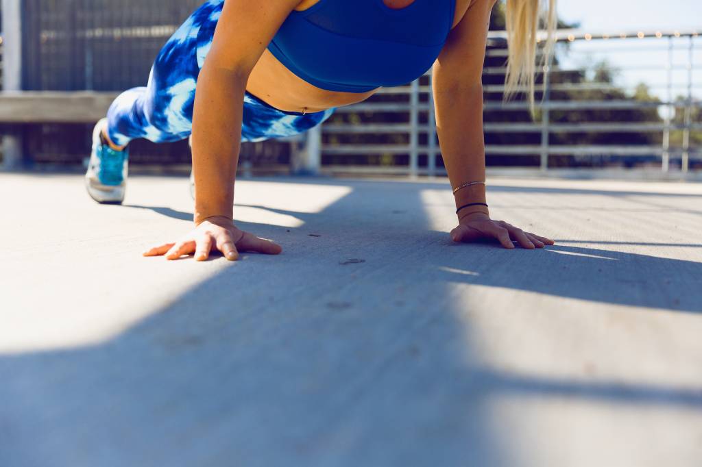 Exercícios para fazer com o peso do corpo e manter o ritmo durante as férias